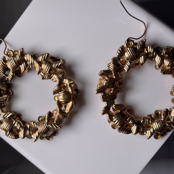 VINTAGE Goldtone Floral Wreath Hoop Earrings with Pastel Stones - Picture 7 of 7